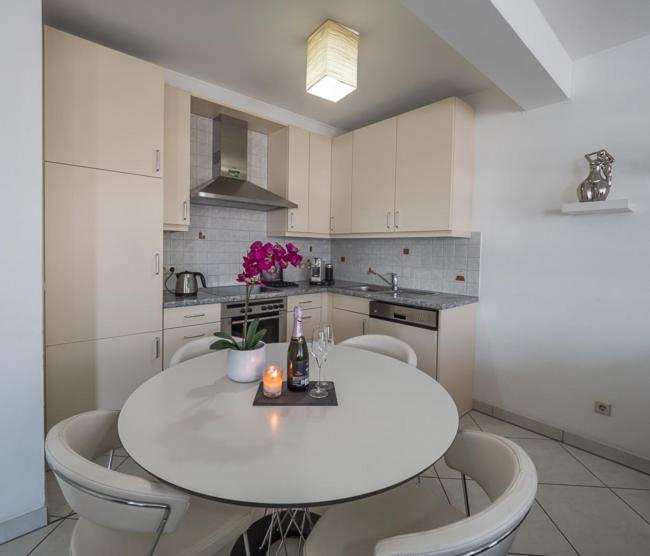 Luxury Penthouse Apartment With 3 Balconies -2 Bedrooms -Petrus View & Parking Люксембург Экстерьер фото